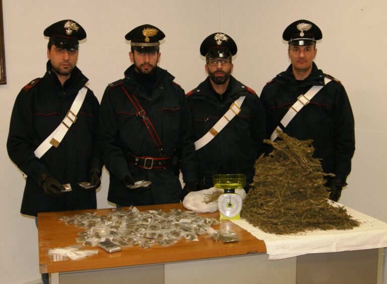 Blitz antidroga. Sequestrati 3 chili di marijuana. Arrestate tre persone