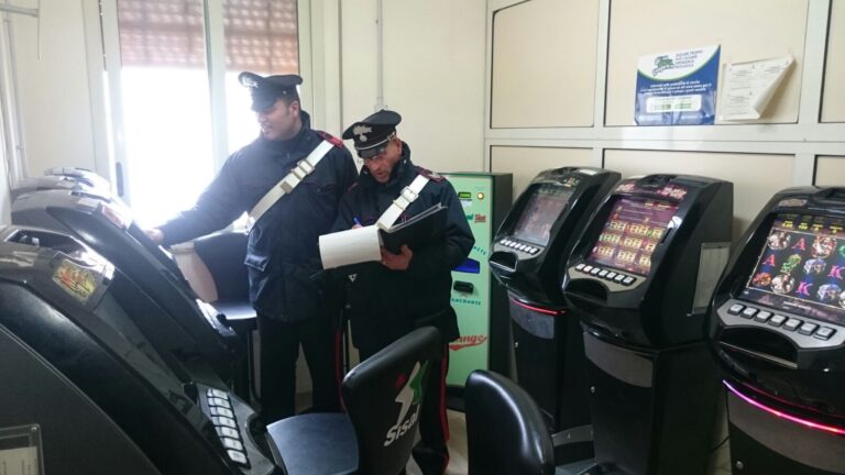 Uomo minaccia e picchia la moglie per potere giocare alle slot machine. Arrestato