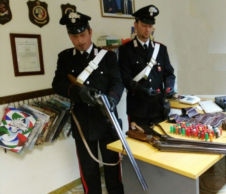 Deteneva 3 fucili e 67 cartucce senza autorizzazione. Arrestato 49enne