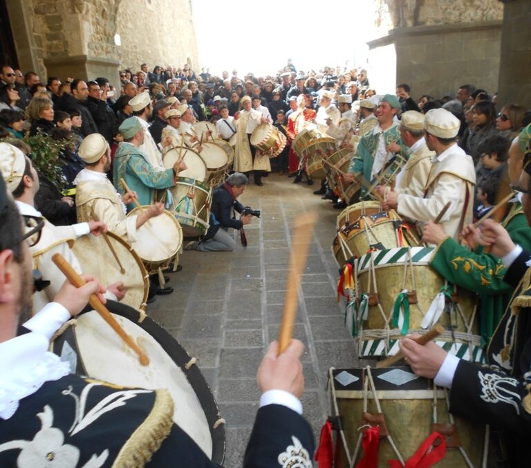 Al suono dei tamburini la millenaria processione della Domenica delle Palme