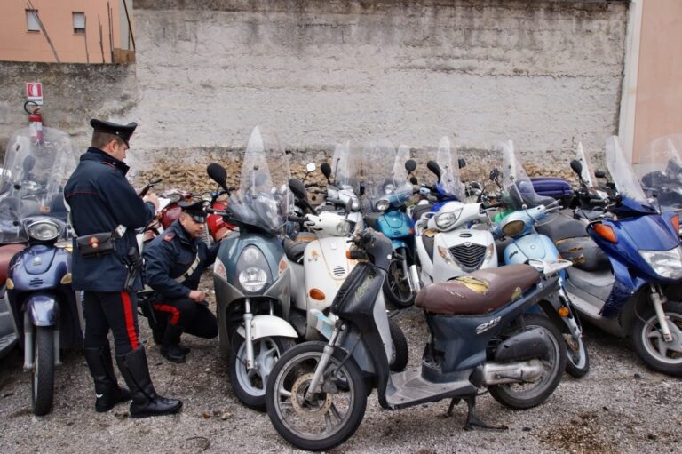 I carabineri recuperano un’autovettura, due scooter e tre bici rubati