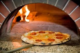 Una lite in pizzeria a Termini. Volano minacce e viene fuori un coltello. Condannati due giovani