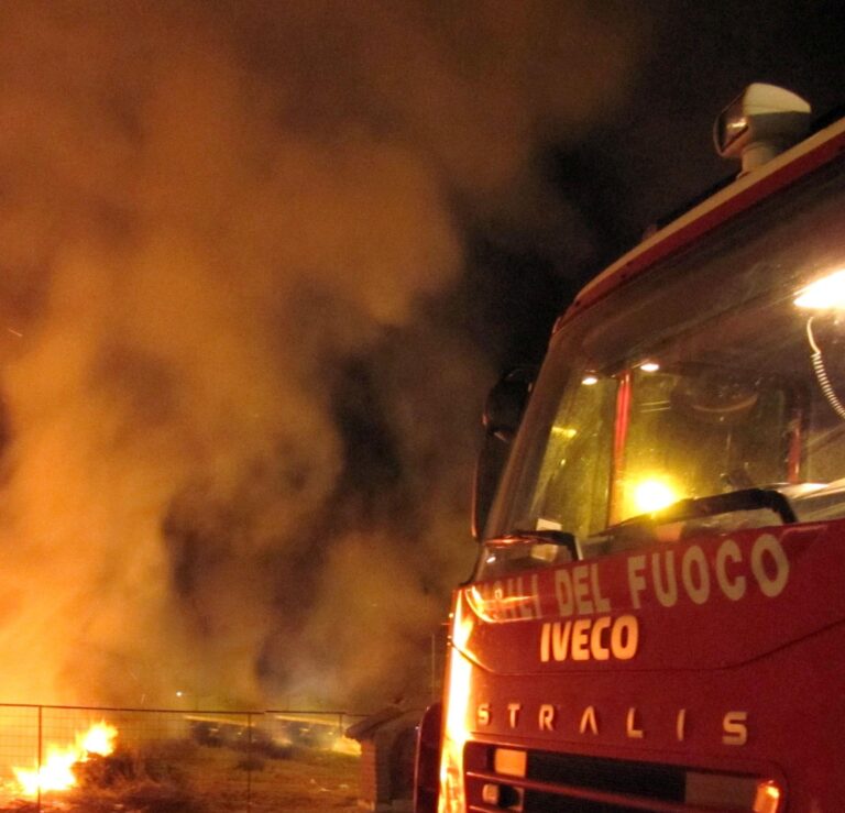 Incendio alla Lavanderia Di Stefano nella zona industriale di Termini Imerese
