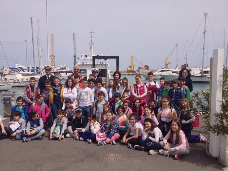 Alunni della scuola elementare “Gardenia” in visita a bordo di un’unità della Guardia Costiera di Termini Imerese