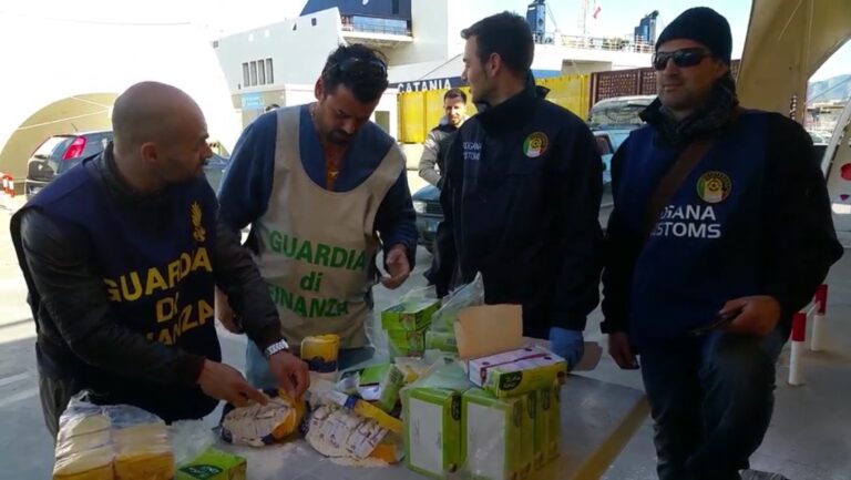 Sequestrati 10 chili di sigarette di contrabbando nascoste nelle confezioni di farina e zucchero e nel serbatoio dell’auto