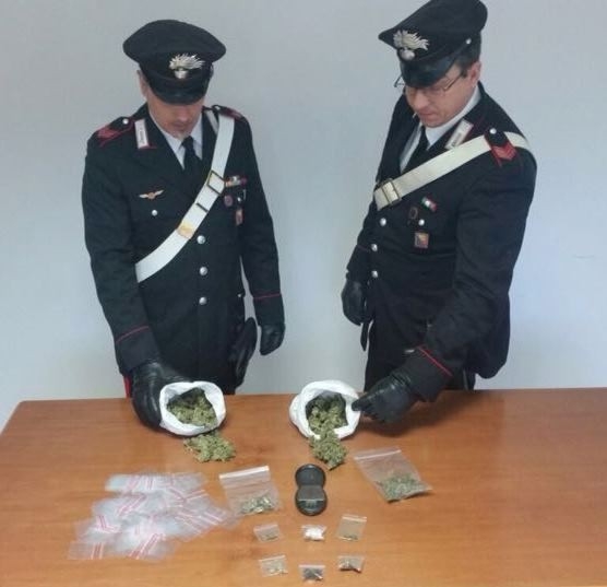 Giovane arrestato per spaccio di droga. A casa aveva pronto  136 bustine di hashish