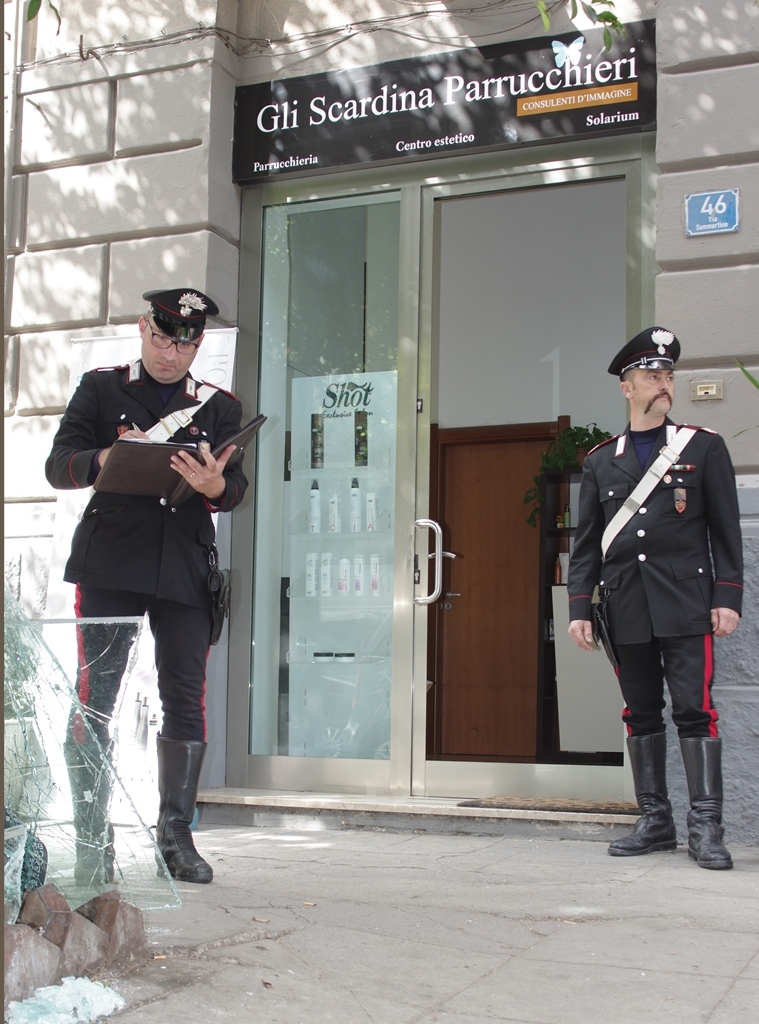 Sfondano la vetrina di una parruccheria e fuggono in sella ad uno scooter rubato. Arrestati