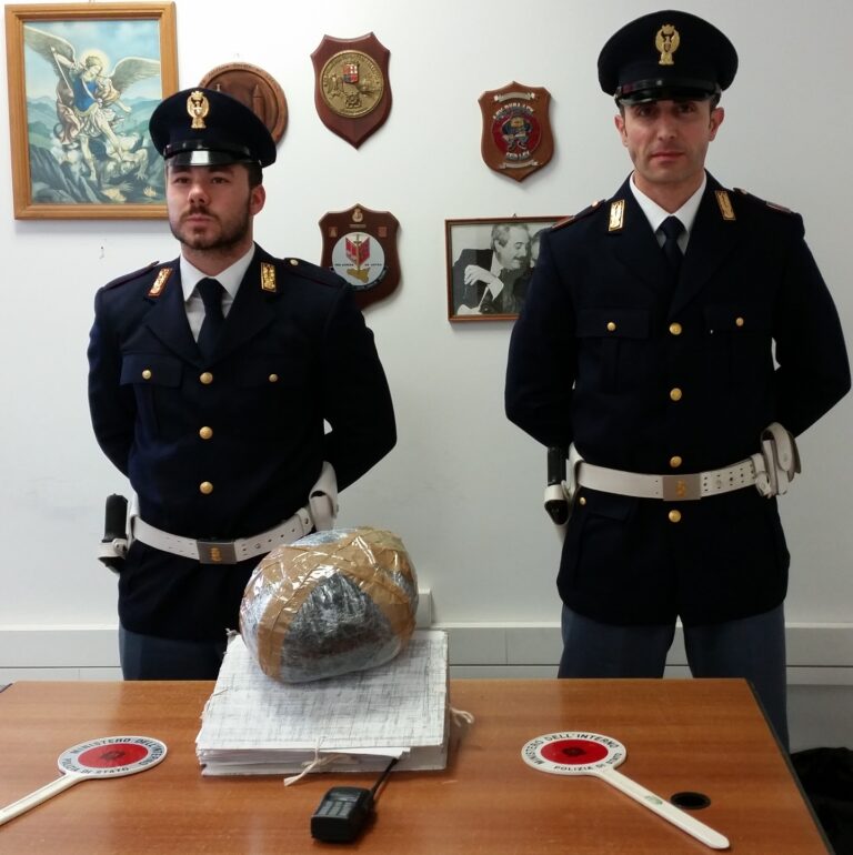 La polizia arresta un insospettabile corriere della droga: nascondeva 1 kg di marijuana nel vano della  ruota di scorta