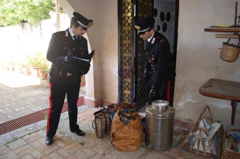 In due razziano un villino nelle campagne di Altavilla Milicia. Arrestati dai Carabinieri