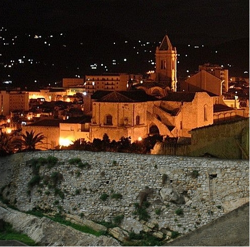 La città sulla roccia. Passeggiata notturna alla scoperta degli affioramenti rocciosi su cui furono costruite le case del centro storico di Termini