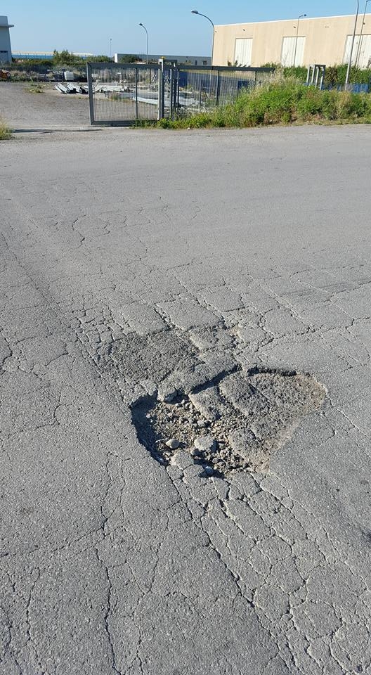 Il comune di Termini non ha i soldi per riparare la strada per la zona industriale e s’inventa un’idea originale: fare più multe ai cittadini