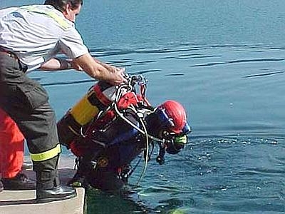 Auto finisce in mare a Termini a causa del vento