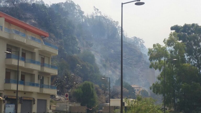 A fuoco le campagne tra Cefalù e Lascari. Bloccata circolazione SS113 e autostrada. Aggiornamento