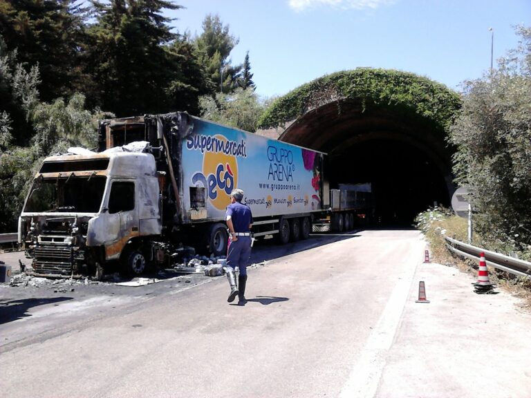 A20. Un camion prende fuoco dentro la galleria di Campofelice di Roccella. Chiusa l’autostrada in direzione Messina