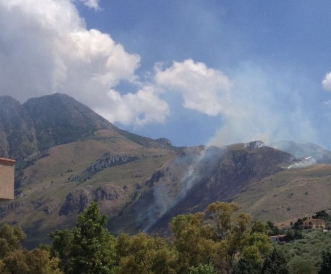 Vasto incendio sul monte San Calogero. Intervento dei Canadair dei Vigili del Fuoco