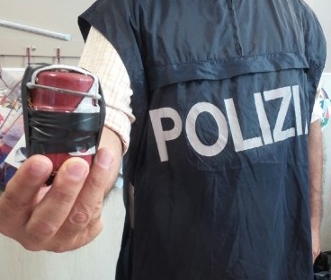 Teneva una bomba a mano nel bauletto del ciclomotore . Arrestato dalla Polizia