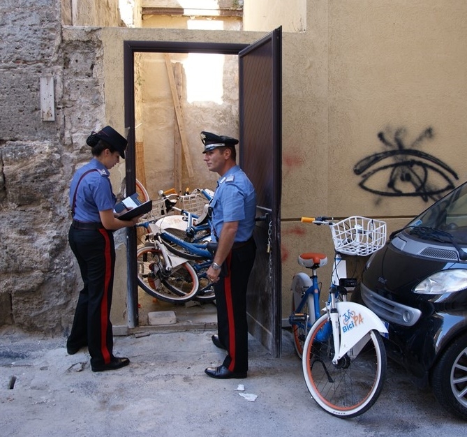 I Carabinieri ritrovano in un immobile sottoposto a sequestro sette biciclette da passeggio del servizio “bike sharing”