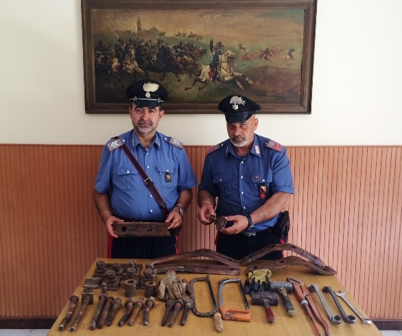 Ladri smontavano perni e staffe d’acciaio che ancoravano le rotaie in un cantiere ferroviario. Arrestati