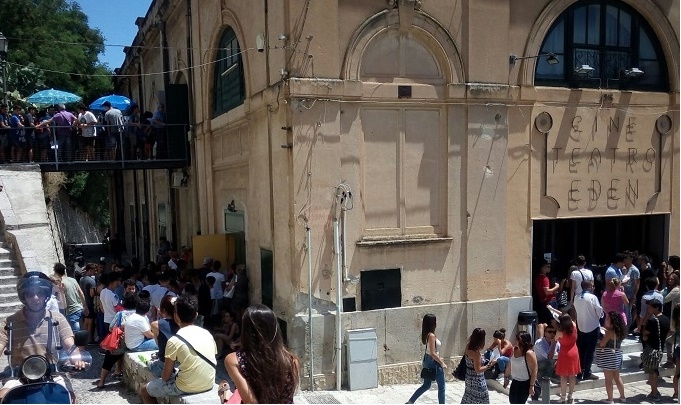 A Termini centinaia di giovani  in fila sotto il sole per il casting del nuovo film di Ficarra e Picone