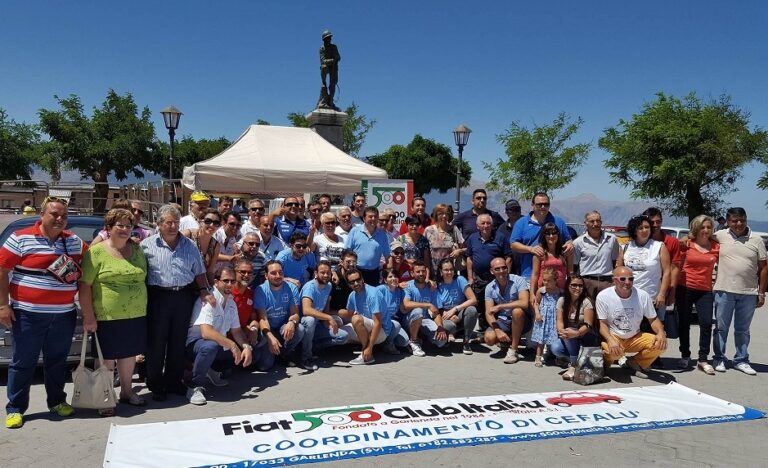 Successo per il raduno Fiat 500 e auto storiche nella cornice del borgo di San Mauro