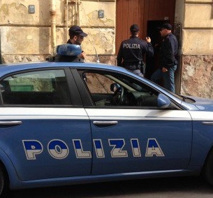 Giovane 29enne adibisce la propria abitazione a market della droga. Arrestato dalla Polizia