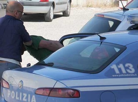 La Polizia di Stato arresta due pregiudicati. Scoperti hanno tantato di nascondersi tra gli scaffali del negozio di ferramenta dove stavano rubando