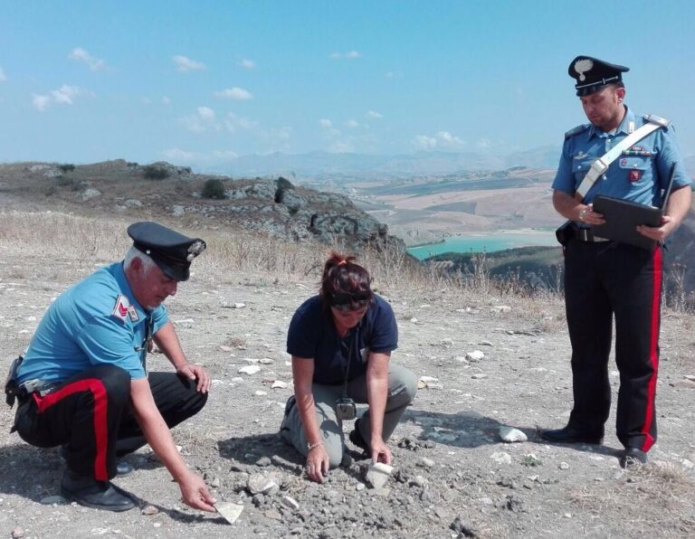 Due tombaroli arrestati mentre scavano nella zona archeologica. Condannati per direttissima dal Tribunale di Termini a tre mesi di reclusione