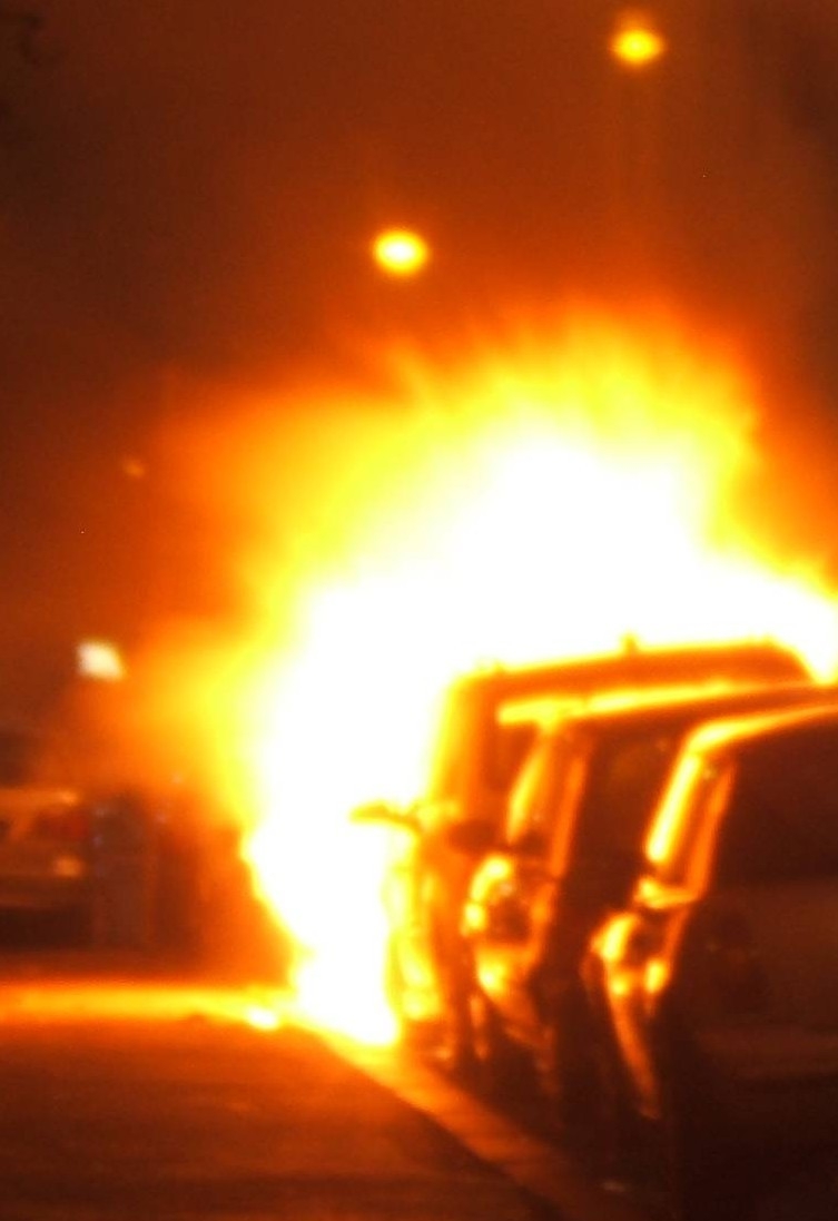 A fuoco stanotte una macchina in via Vittorio Emanuele a Termini Imerese