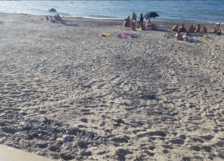 L’assalto vandalico di Ferragosto. L’Amministrazione di Campofelice si difende: nonostante non è arrivato nessun aiuto la spiaggia era pulita fin dalla mattina del 16