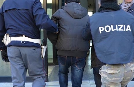 Giovanissimi malviventi tentano una rapina in un negozio di intimo. La polizia ne arresta uno: ha appena quattordici anni