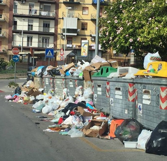 Rifiuti. Protesta degli ex dipendenti Ato: non riceviamo lo stipendio da tre mesi