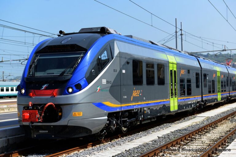 Ferrovia Termini Imerese–Palermo. Arriva il nuovo treno “Jazz”: è dotato anche di presa per alimentazione di cellulari e portatili