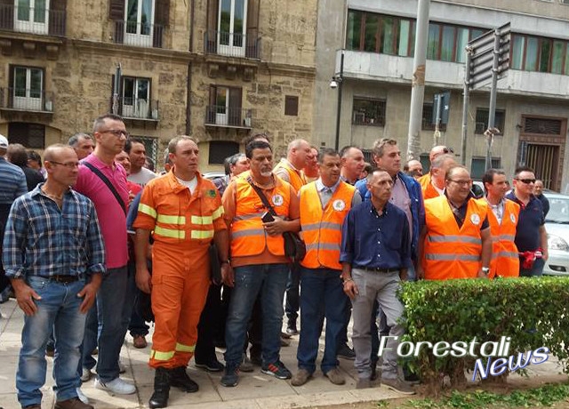 Forestali in piazza contro il governo Crocetta