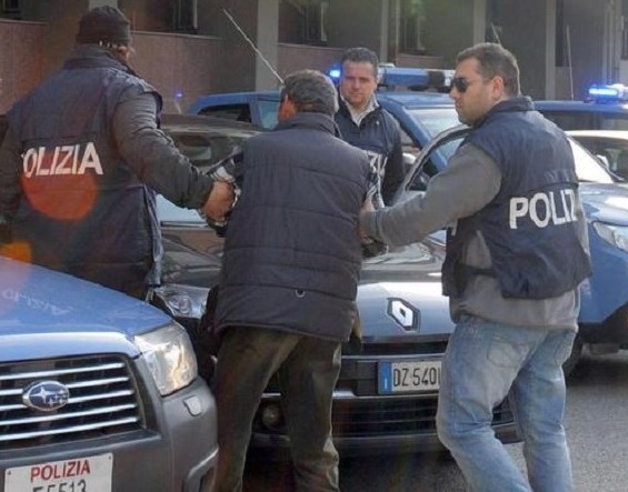 Evade dagli arresti domiciliari per fare la spesa, arriva al supermercato con una macchina rubata e salta la cassa per non pagare il conto. Tre reati in un un’ora: un record