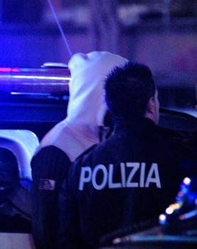 Consegnava droga a domicilio anche in orario notturno. Arrestato dalla Polizia