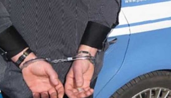 Arrestato un giovane borseggiatore. Aveva rubato il portafogli ad una donna su un autobus di linea