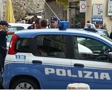 Un uomo in escandescenza lancia oggetti dal balcone danneggiando diverse auto e aggredisce i poliziotti, chiamati dai vicini, a pugni e calci. Arrestato