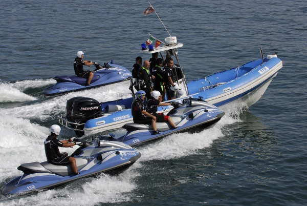 La Squadra Nautica della Polizia salva otto persone dalla furia del mare e del vento