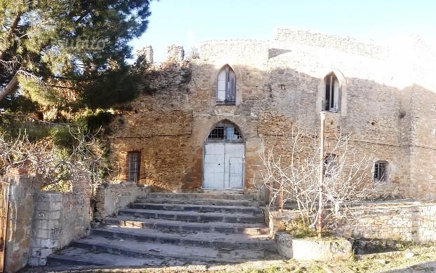 In Sicilia si vende di tutto. Un castello Aragonese del XIV secolo su “Subito.it”