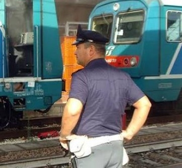 Fermato dalla Polfer operaio delle pulizie mentre usciva dallo scalo ferroviario: in auto aveva 5 bidoni di gasolio rubati da un locomotore