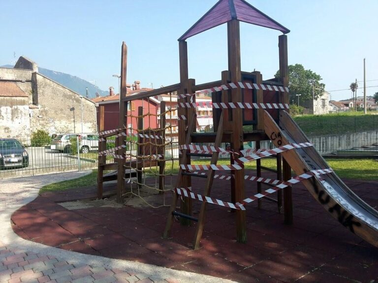 Vandali al parco giochi di Lascari. Il Comune decide di chiudere di notte la struttura