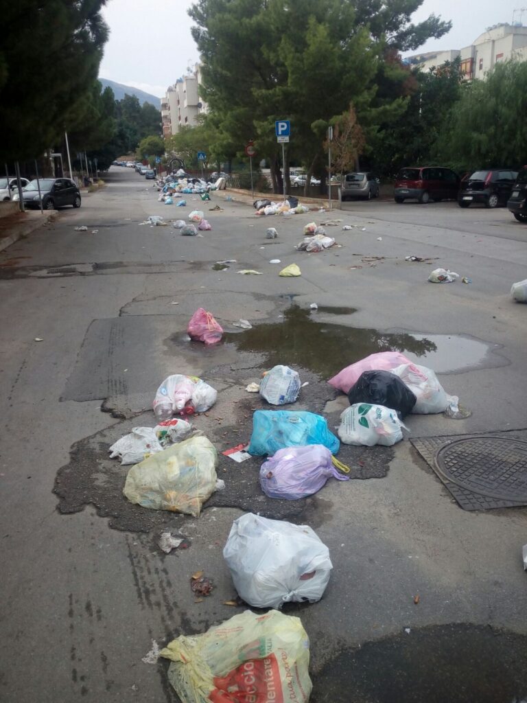 Termini Imerese: emergenza rifiuti. Piove e i rifiuti riempiono le strade