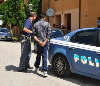 Finge di essere armato e si fa consegnare 800,00 Euro. Ma non ha fatto i conti con la conoscenza che del territorio ha la Polizia. Arrestato