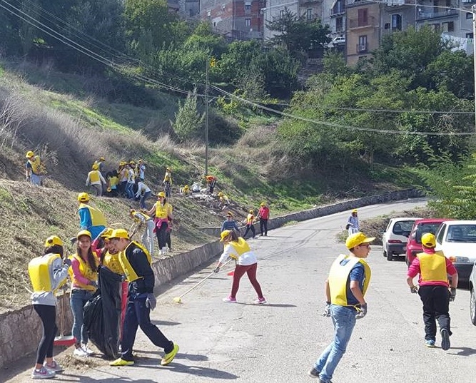 “Puliamo il mondo”. Intervento dei giovanissimi studenti di San Mauro sugli spazi verdi davanti l’istituto