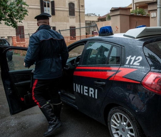 Carabinieri intervengono contro un uomo che minacciava i passanti con una pistola: tre militari feriti