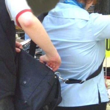 Sottrae il borsellino ad una turista tedesca ma dietro di lui c’erano dei poliziotti che lo arrestano