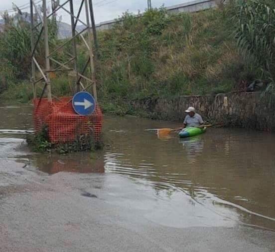 A Campofelice di Roccella la pioggia trasforma la strada in un lago. E qualcuno ne approfitta per un bel giro in canoa