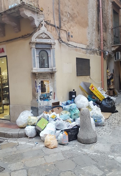 Il centro commerciale di Termini soffocato dai rifiuti