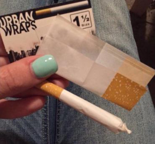 Pusher nascondeva la droga nel pacchetto di sigarette. Arrestato dalla Polizia
