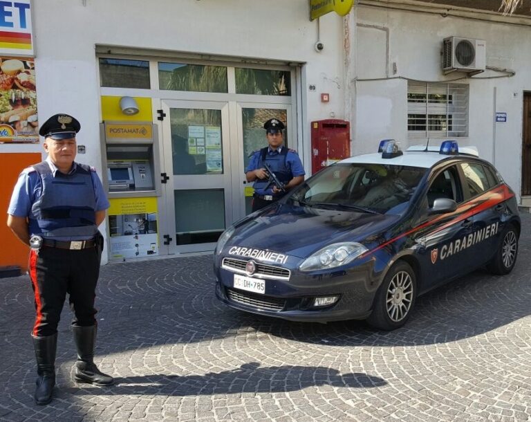 Anche se ai domiciliari si reca all’Ufficio Postale. Sfortunatamente a fare la fila c’era anche un Carabiniere che lo riconosce. Arrestato